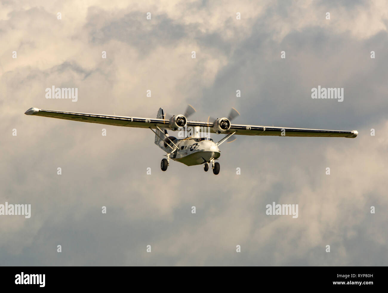 Ein USAF Catalina spotter Flugzeug fliegen über Duxford Stockfoto