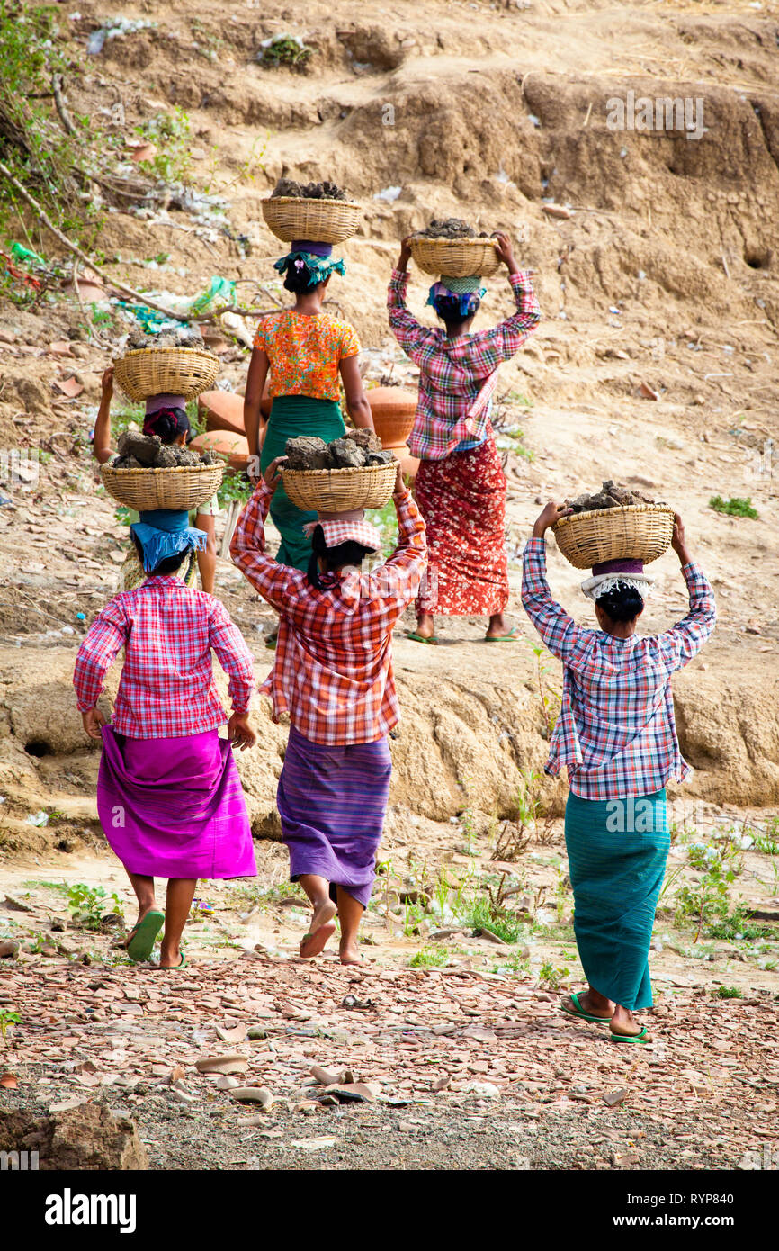 Frauen tragen Töpfe bis das Ufer an yandabo Töpfereien Dörfer, Myanmar Stockfoto