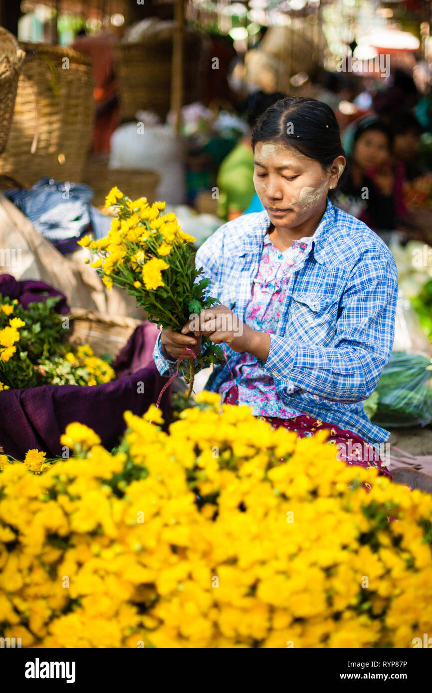 Händler in Nyaung U Markt in der Nähe von Bagan in Myanmar Stockfoto