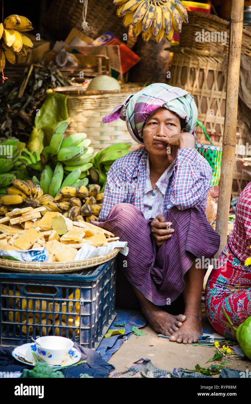 Händler in Nyaung U Markt in der Nähe von Bagan in Myanmar Stockfoto
