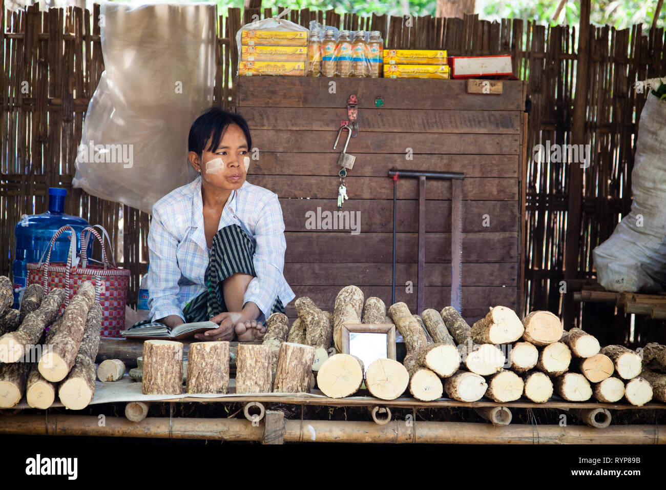 Eine Frau verkauft thanaka in Nyaung U Markt in der Nähe von Bagan in Myanmar Stockfoto