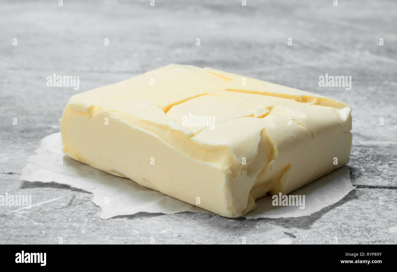 Butter Auf Dem Papier Auf Einem Urigen Hintergrund Stockfotografie Alamy