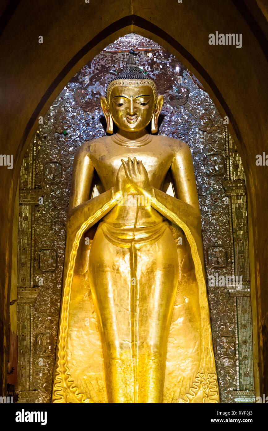 Gold Buddha Statue im Ananda Pagode in Bagan in Myanmar Stockfoto