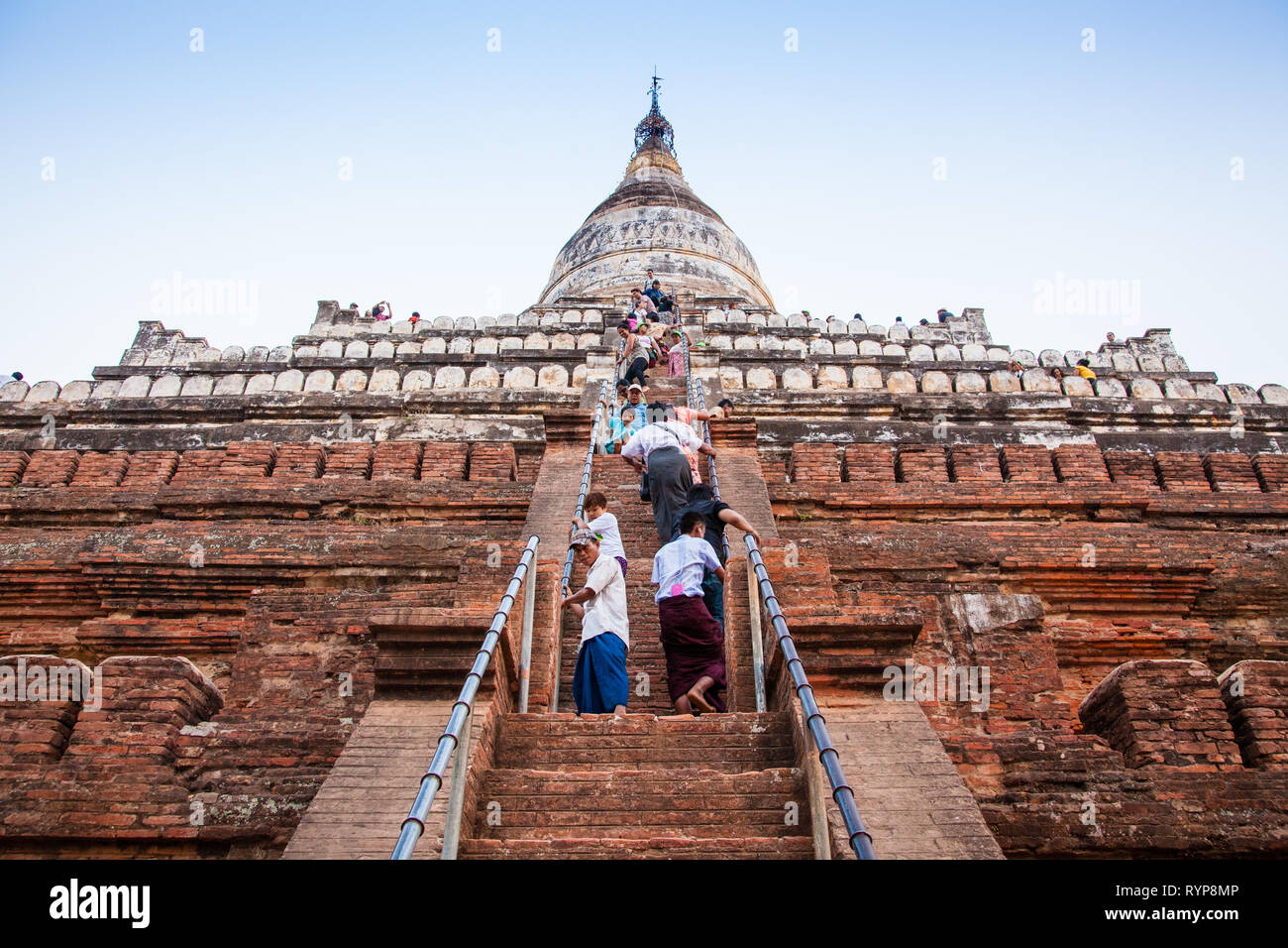 Touristen klettern Shwesandaw Pagode, den Sonnenaufgang beobachten, Bagan, Myanmar Stockfoto