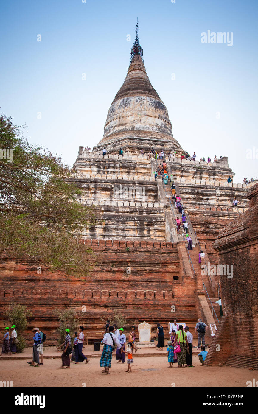 Touristen klettern Shwesandaw Pagode, den Sonnenaufgang beobachten, Bagan, Myanmar Stockfoto