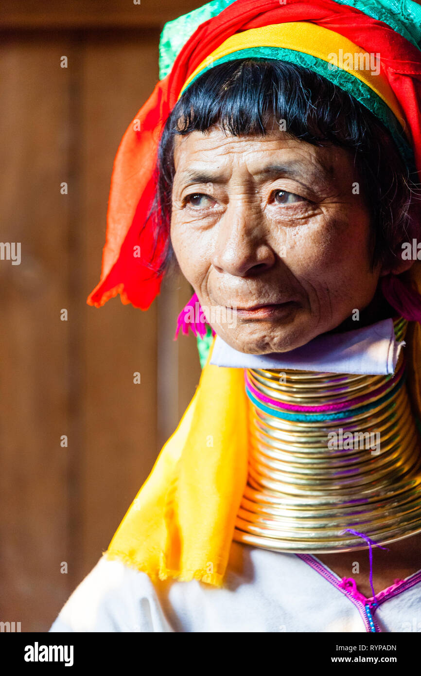 Eine Padaung Langhalslaute Frau mit Ringe um den Hals, Myanmar Stockfoto