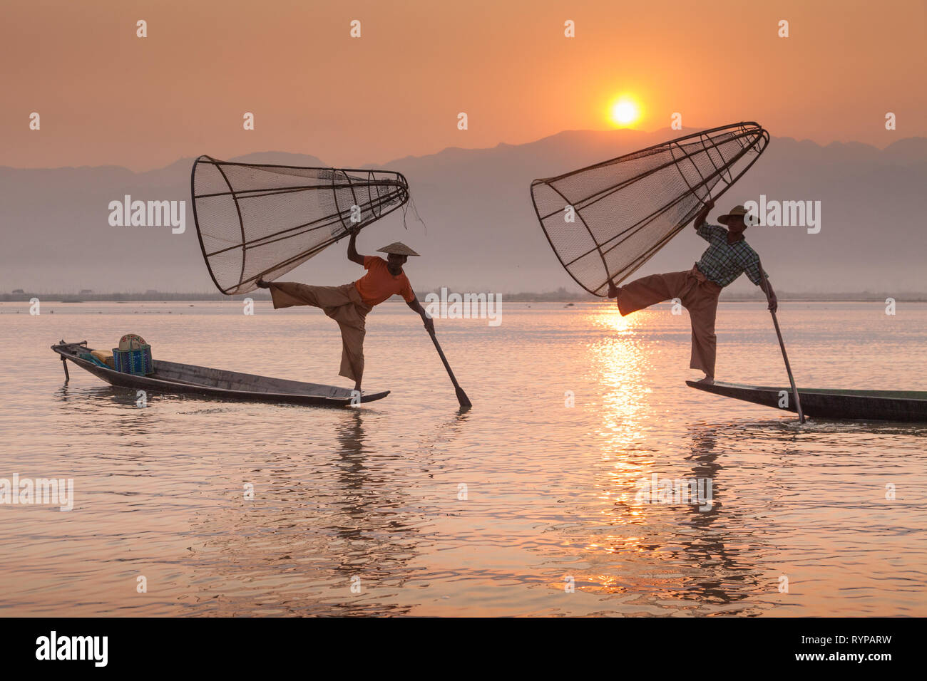 Die berühmten Bein - rudern Fischer von Inle See, Myanmar Stockfoto