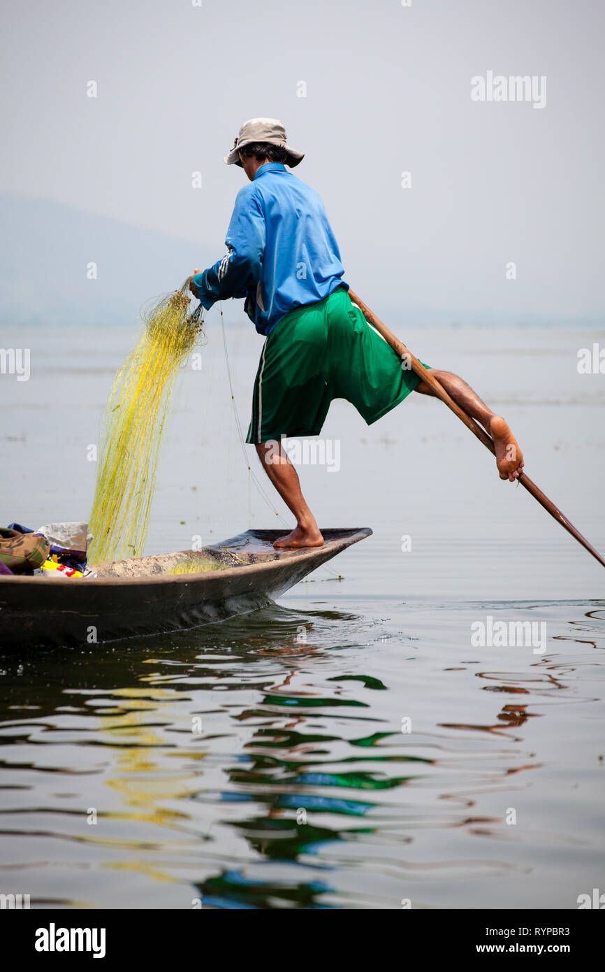 Die berühmten Bein - rudern Fischer von Inle See, Myanmar Stockfoto