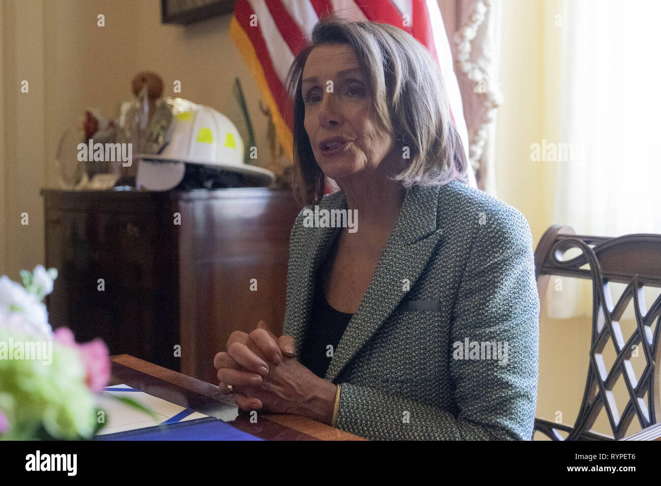 Washington, District of Columbia, USA. 14 Mär, 2019. Sprecherin des Repräsentantenhauses Nancy Pelosi (D-CA) Zeichen H. J. Res. 46 Diese gemeinsame Entschließung beendet den nationalen Notstand an der US-mexikanischen Grenze, Feststellung durch den Präsidenten am Februar 15, 2019 Credit: Douglas Christian/ZUMA Draht/Alamy leben Nachrichten Stockfoto