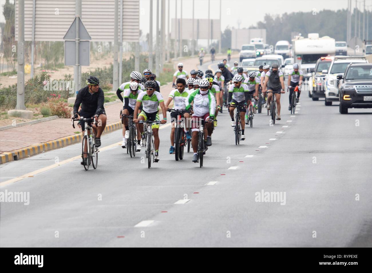 Kuwait City. 14 Mär, 2019. Die Teilnahme an einem Radfahrer radfahren Veranstaltung in Kuwait City, der Hauptstadt von Kuwait, am 14. März 2019. Kuwait hat am Donnerstag eine Veranstaltung in Kuwait City. Quelle: Xinhua/Alamy leben Nachrichten Stockfoto