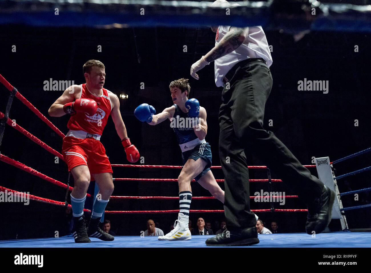 Cambridge, Großbritannien. 9. März 2019. Oxford gegen Cambridge 112 Varsity Boxkampf. Universität Cambridge Kampf der Universität Oxford zu Hause in Cambridge, Corn Exchange. Credit: Guy Corbishley/Alamy leben Nachrichten Stockfoto