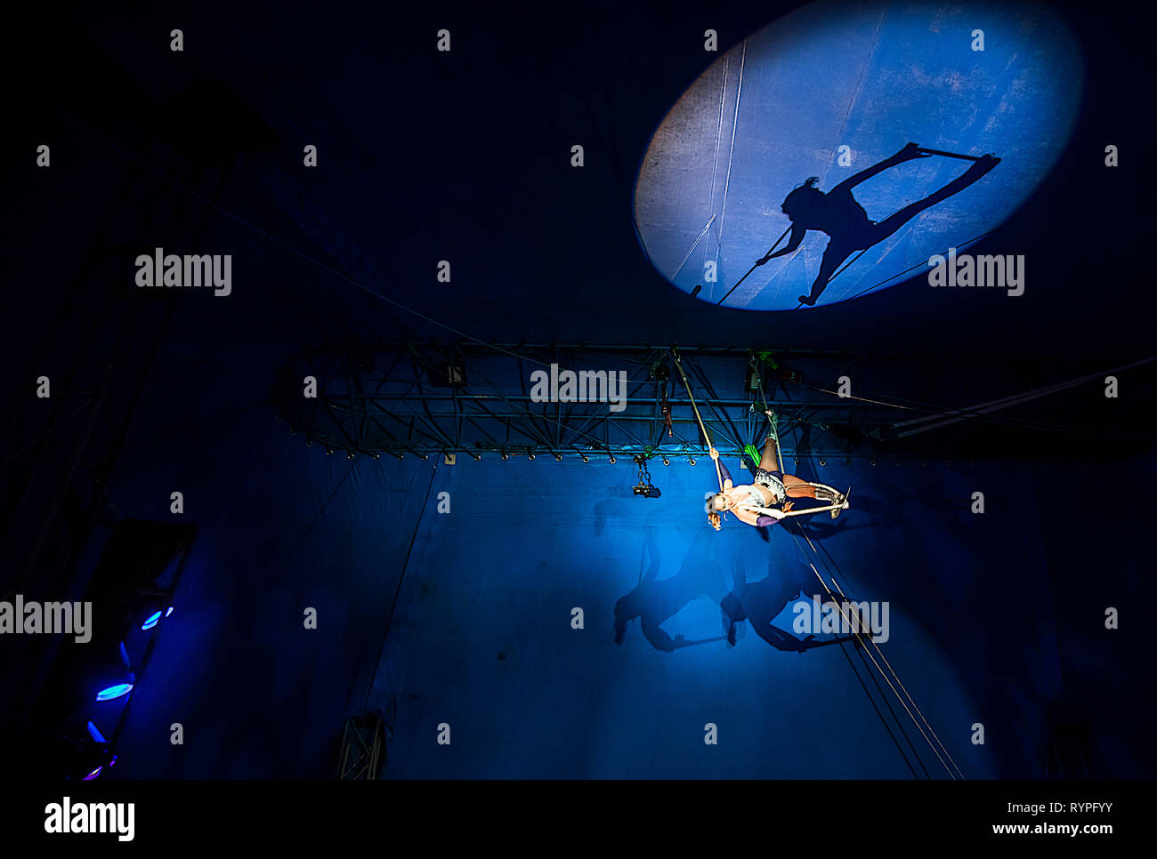 Carrigaline, Cork, Irland. 14. März, 2019. Ariel Acrobat Serina Dorffner von Zirkus Gerbola durchführen am Trapez in Carrigaline, Co Cork, Irland. Stockfoto