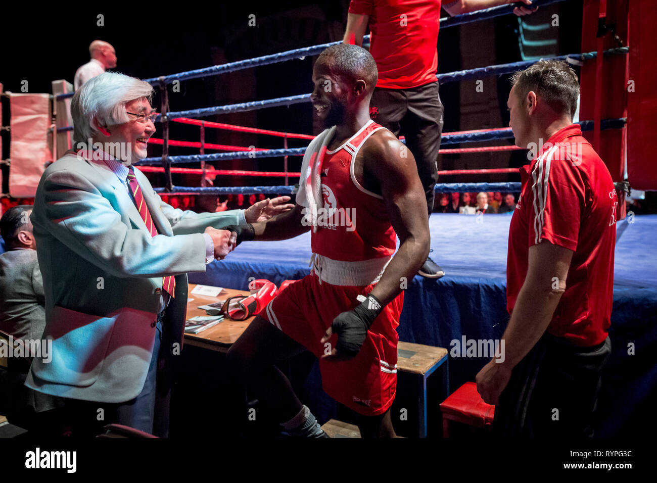 Cambridge, Großbritannien. 9. März 2019. Oxford gegen Cambridge 112 Varsity Boxkampf. Universität Cambridge Kampf der Universität Oxford zu Hause in Cambridge, Corn Exchange. Credit: Guy Corbishley/Alamy leben Nachrichten Stockfoto