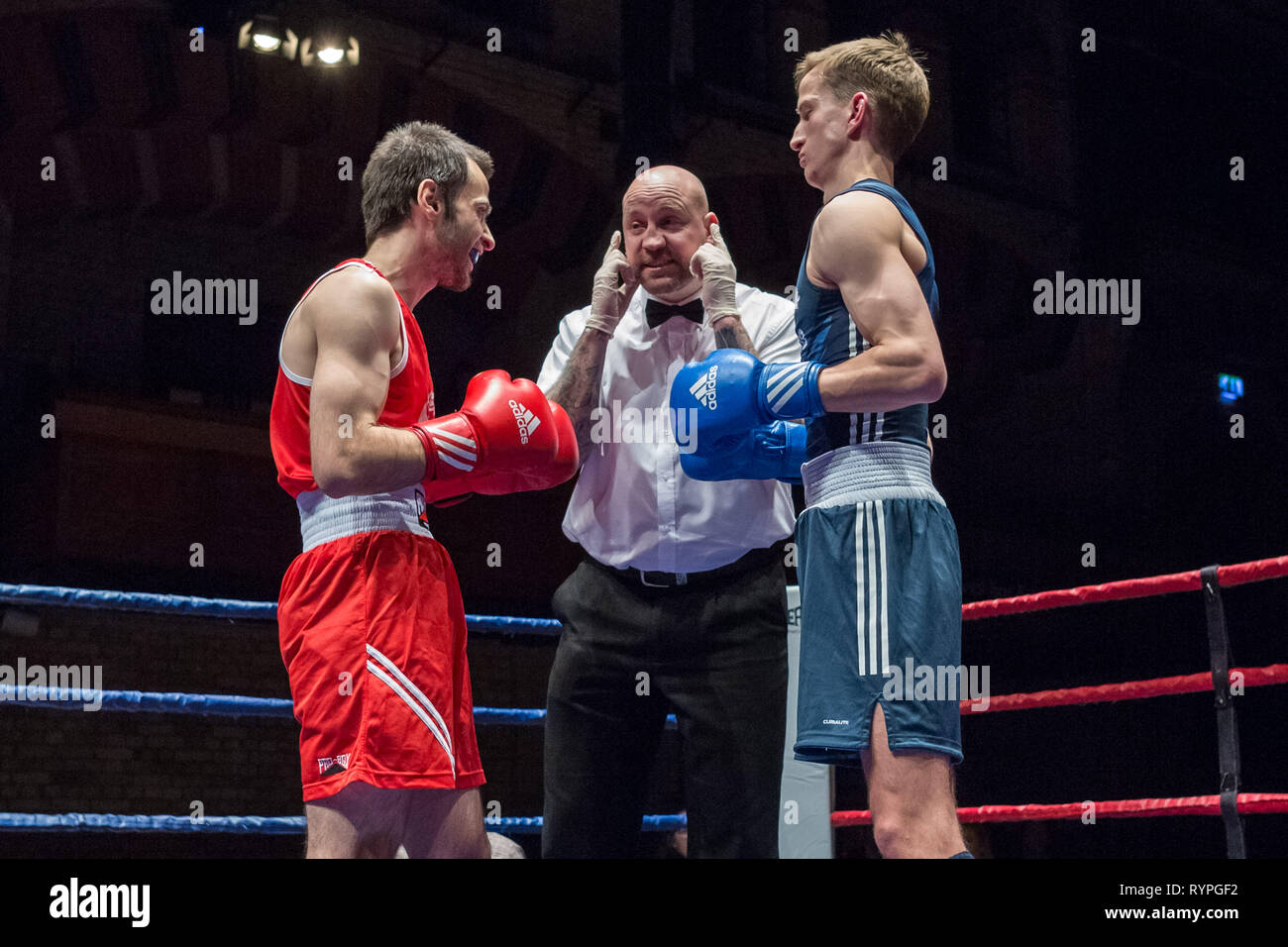 Cambridge, Großbritannien. 9. März 2019. Oxford gegen Cambridge 112 Varsity Boxkampf. Universität Cambridge Kampf der Universität Oxford zu Hause in Cambridge, Corn Exchange. Credit: Guy Corbishley/Alamy leben Nachrichten Stockfoto