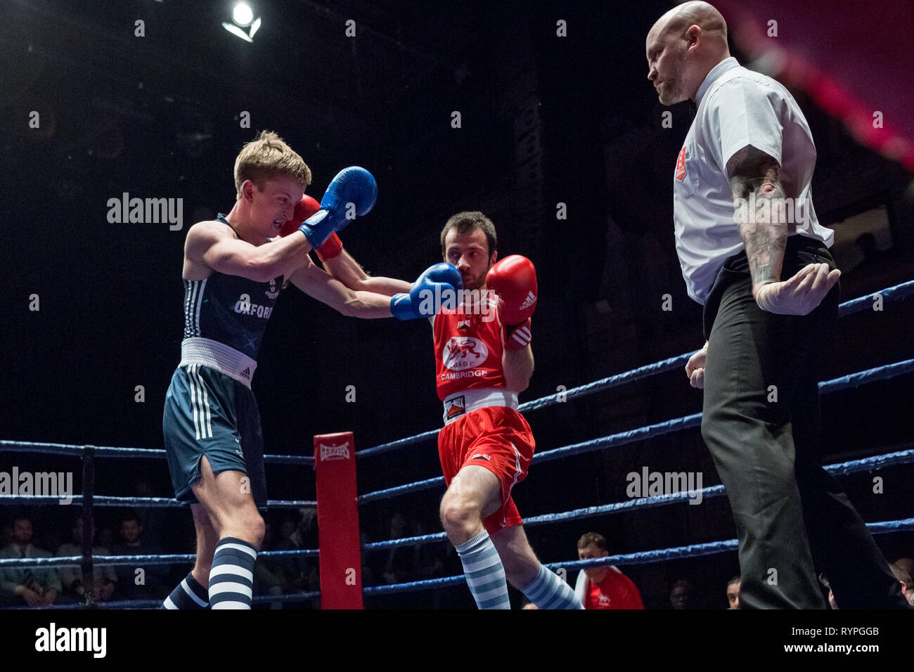 Cambridge, Großbritannien. 9. März 2019. Oxford gegen Cambridge 112 Varsity Boxkampf. Universität Cambridge Kampf der Universität Oxford zu Hause in Cambridge, Corn Exchange. Credit: Guy Corbishley/Alamy leben Nachrichten Stockfoto