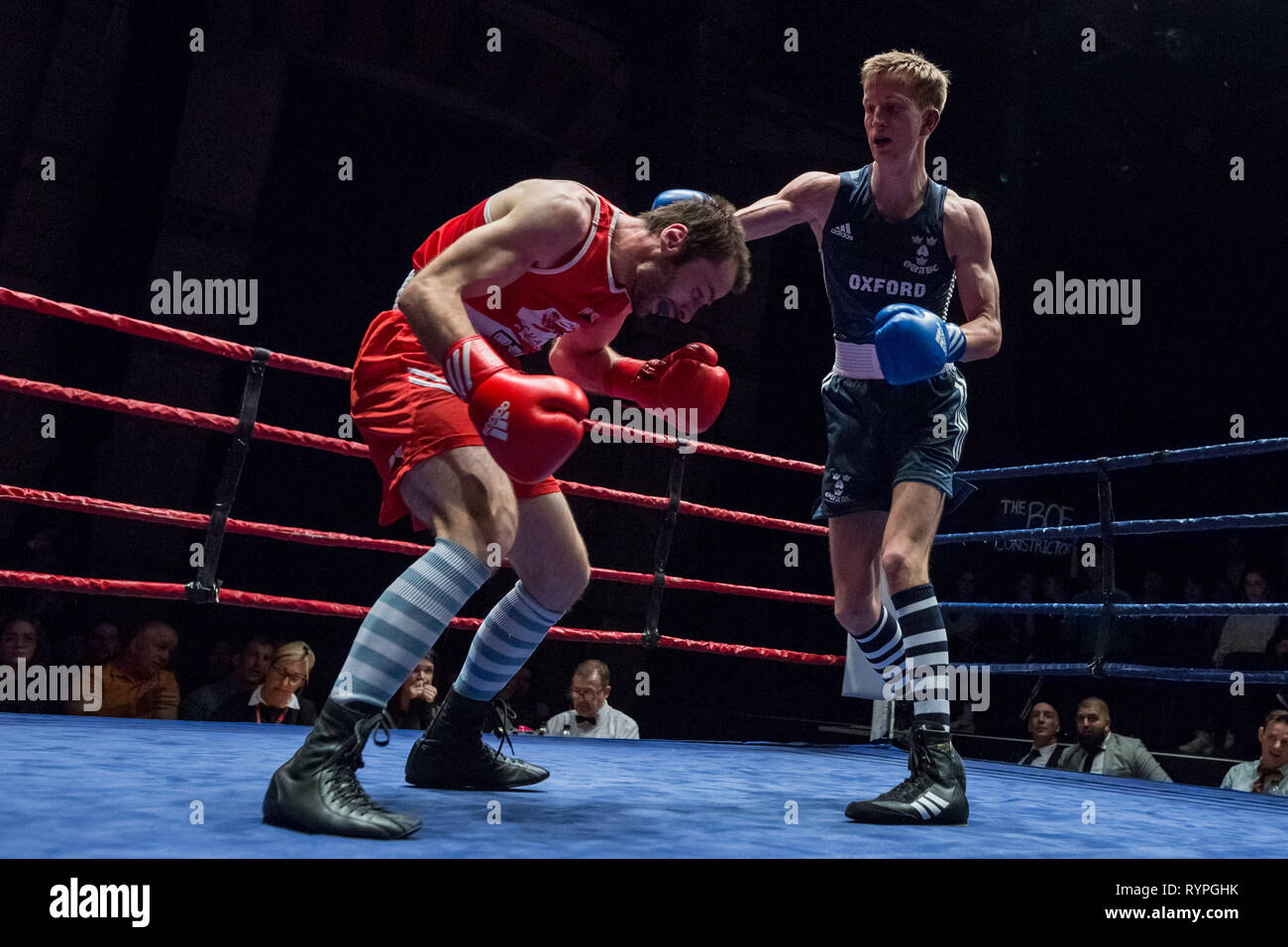 Cambridge, Großbritannien. 9. März 2019. Oxford gegen Cambridge 112 Varsity Boxkampf. Universität Cambridge Kampf der Universität Oxford zu Hause in Cambridge, Corn Exchange. Credit: Guy Corbishley/Alamy leben Nachrichten Stockfoto