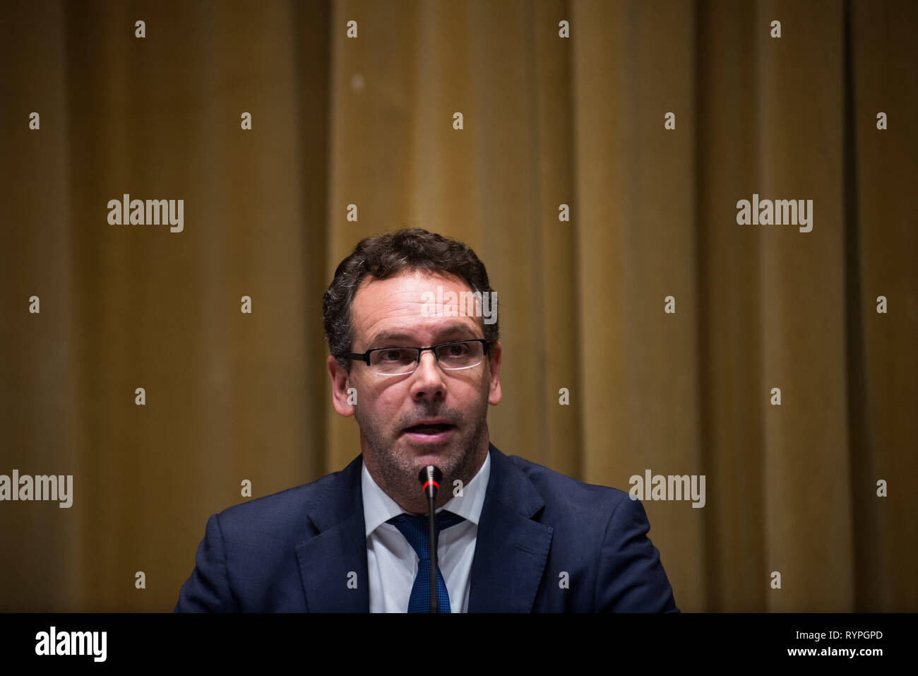 Buenos Aires, Argentinien. 14 Mär, 2019. Argentinien&#39;s Zentralbank Präsident Guido Sandleris spricht während einer Pressekonferenz in Buenos Aires, Argentinien, am Donnerstag, dem 14. März 2019. Mit einem Anstieg der Inflation im Februar konfrontiert, die Zentralbank kündigte neue Maßnahmen das Problem der Inflation in Argentinien, den höchsten in Südamerika zu verringern, außer Venezuela. Credit: Mario De Fina/FotoArena/Alamy leben Nachrichten Stockfoto