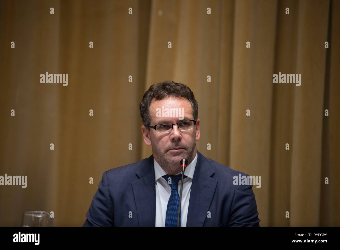 Buenos Aires, Argentinien. 14 Mär, 2019. Argentinien&#39;s Zentralbank Präsident Guido Sandleris spricht während einer Pressekonferenz in Buenos Aires, Argentinien, am Donnerstag, dem 14. März 2019. Mit einem Anstieg der Inflation im Februar konfrontiert, die Zentralbank kündigte neue Maßnahmen das Problem der Inflation in Argentinien, den höchsten in Südamerika zu verringern, außer Venezuela. Credit: Mario De Fina/FotoArena/Alamy leben Nachrichten Stockfoto