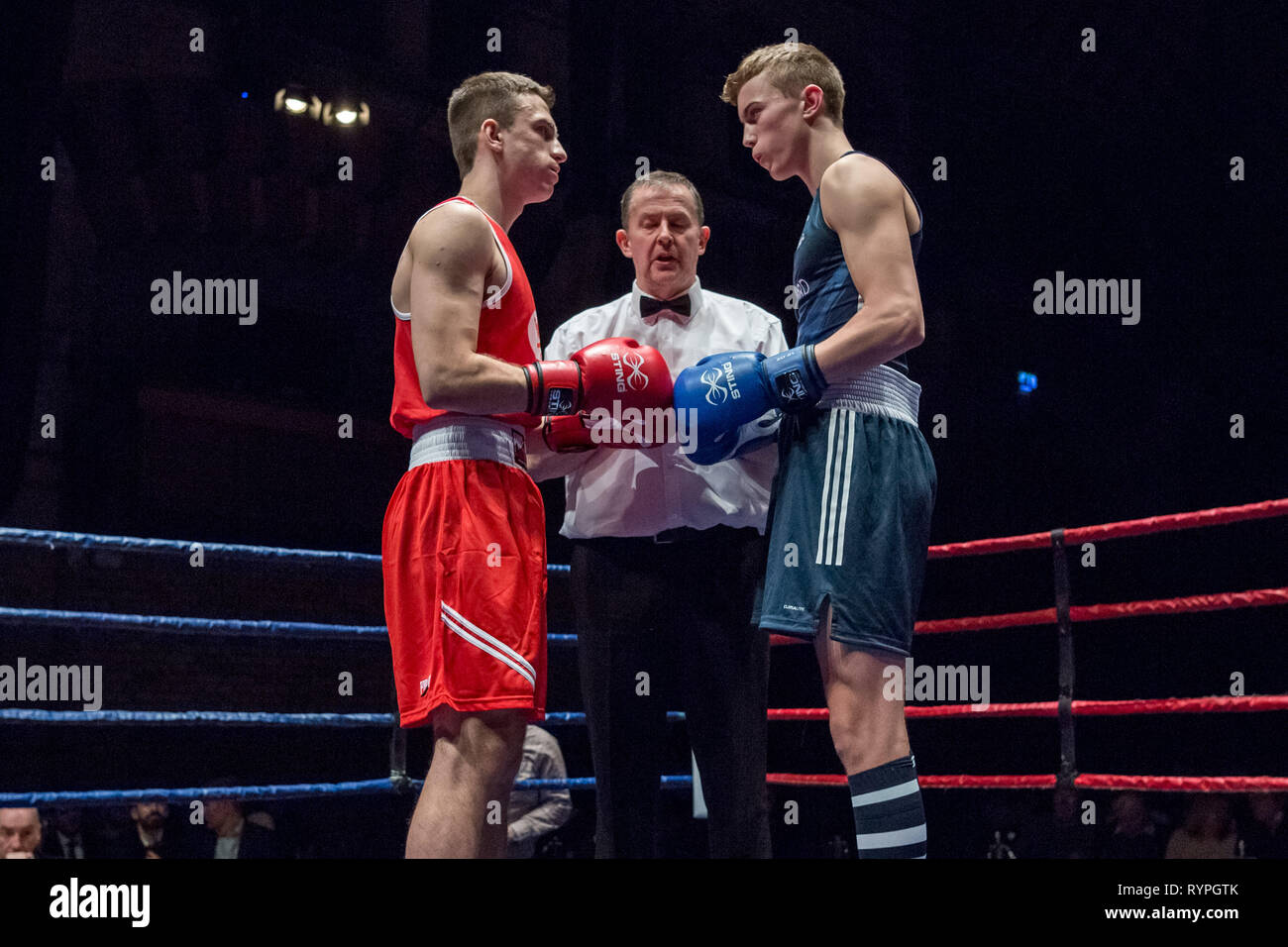 Cambridge, Großbritannien. 9. März 2019. Oxford gegen Cambridge 112 Varsity Boxkampf. Universität Cambridge Kampf der Universität Oxford zu Hause in Cambridge, Corn Exchange. Credit: Guy Corbishley/Alamy leben Nachrichten Stockfoto