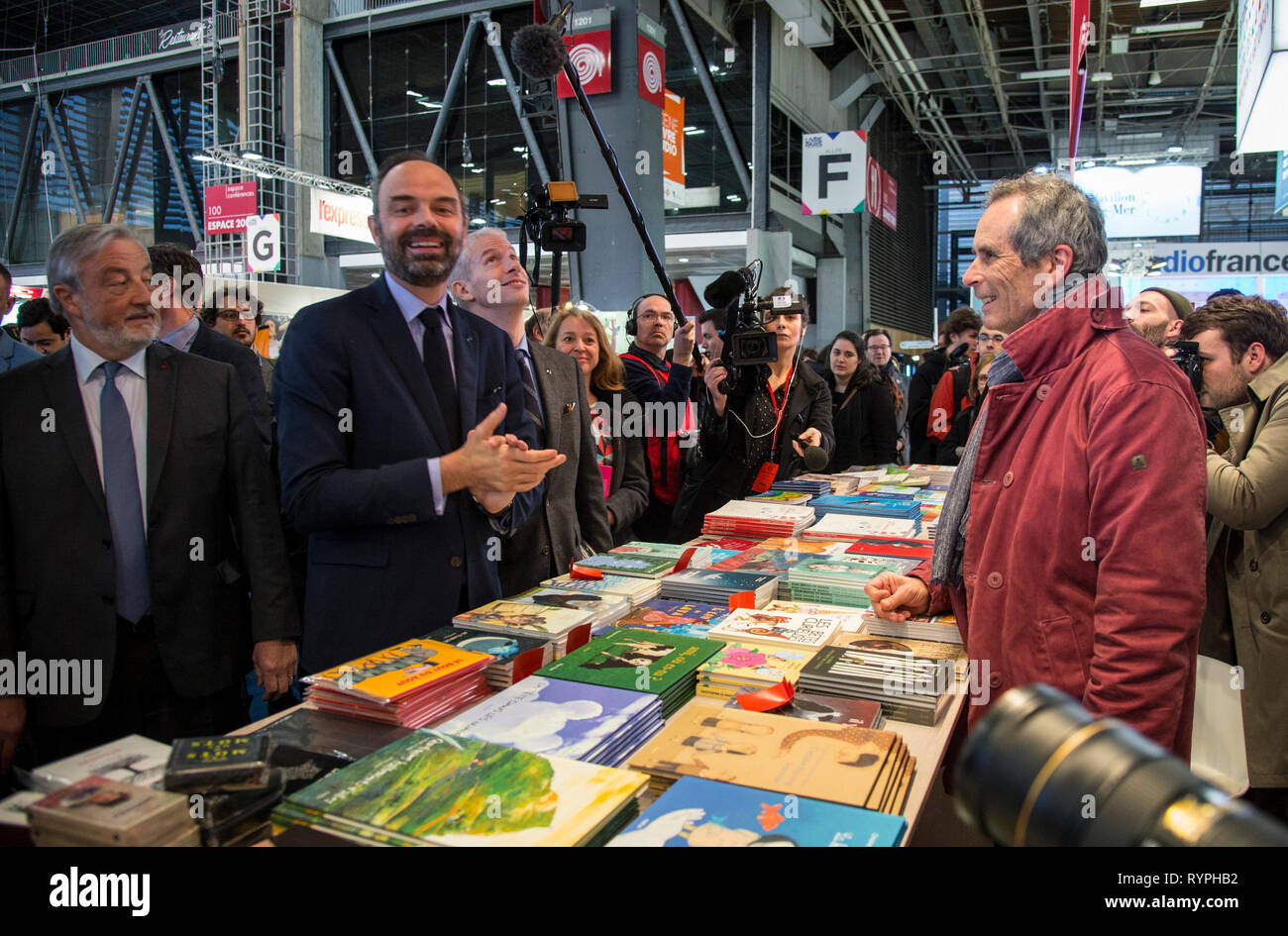 Der französische Premierminister Edouard Philippe (L) und Franck Riester Minister für Kultur (R) gesehen werden, die in der 2019 Pariser Buchmesse. Stockfoto