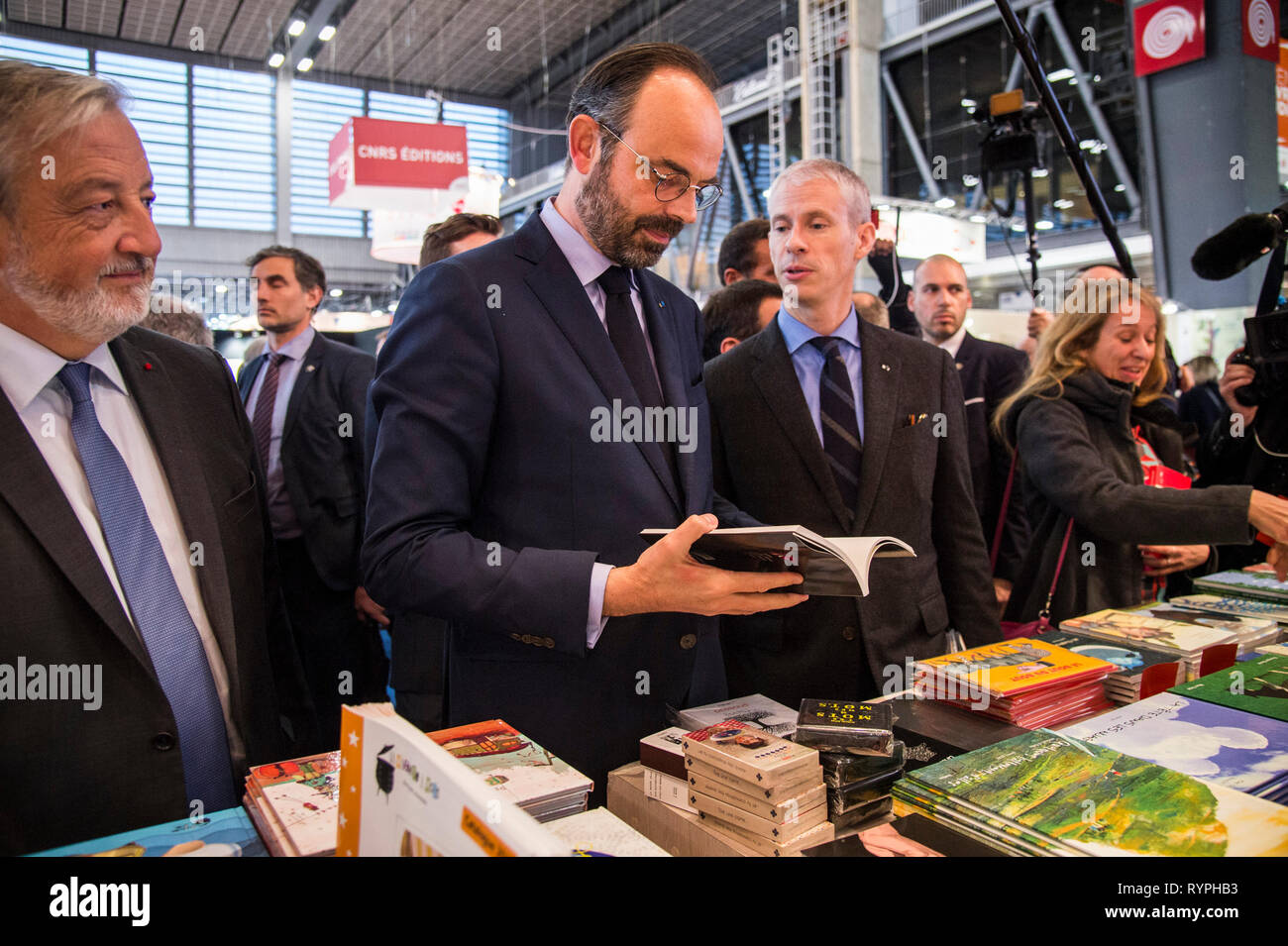 Der französische Premierminister Edouard Philippe (L) und Franck Riester Minister für Kultur (R) gesehen werden, die in der 2019 Pariser Buchmesse. Stockfoto
