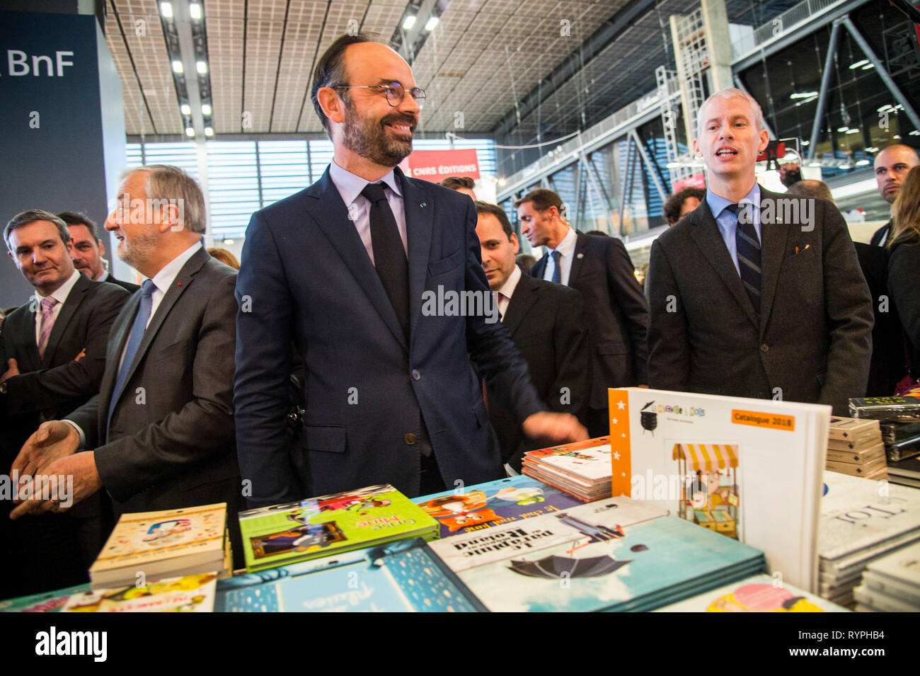Der französische Premierminister Edouard Philippe (L) und Franck Riester Minister für Kultur (R) gesehen werden, die in der 2019 Pariser Buchmesse. Stockfoto