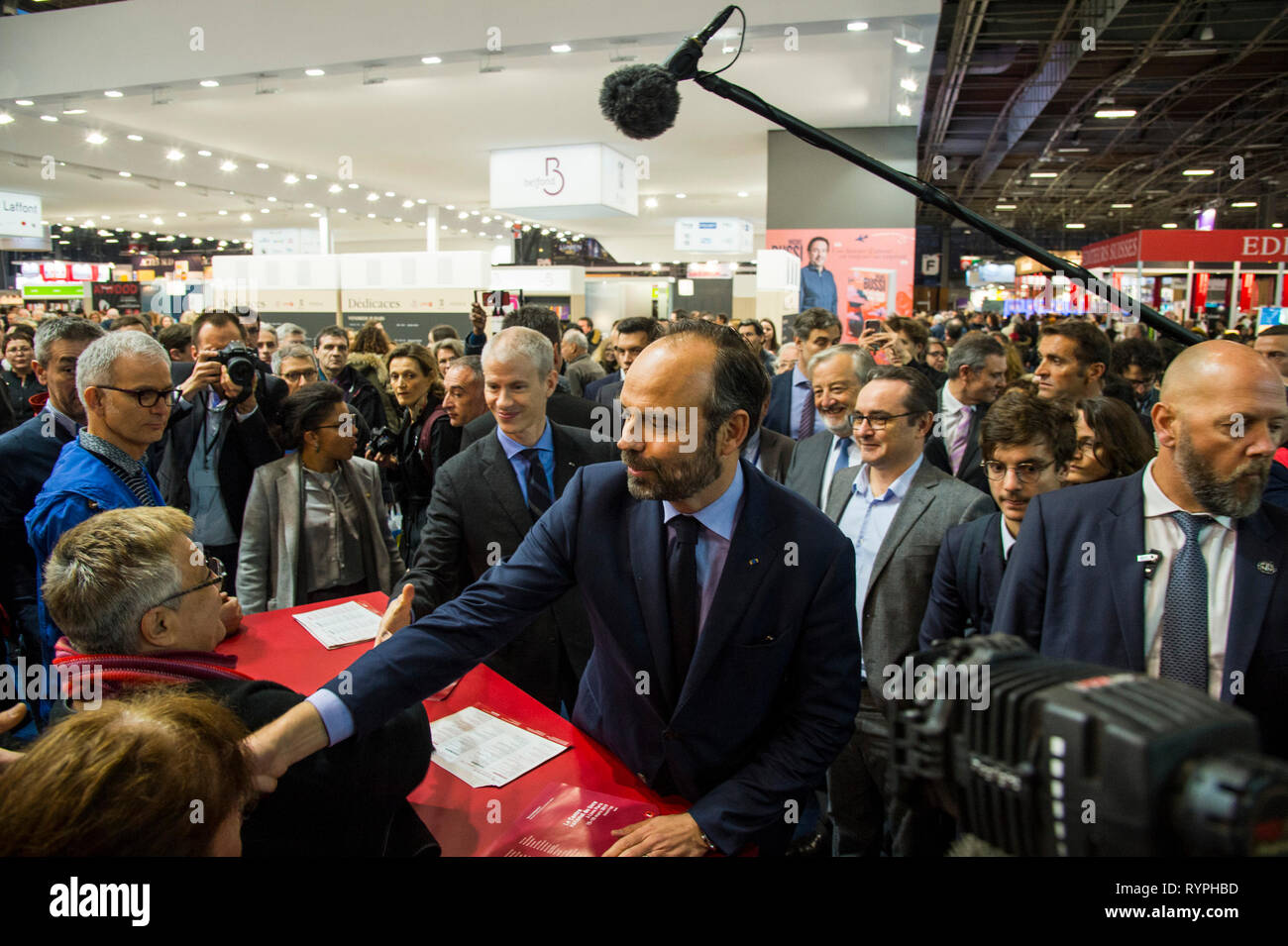 Der französische Premierminister Edouard Philippe (R) und Franck Riester Minister für Kultur (L) gesehen werden, die in der 2019 Pariser Buchmesse. Stockfoto