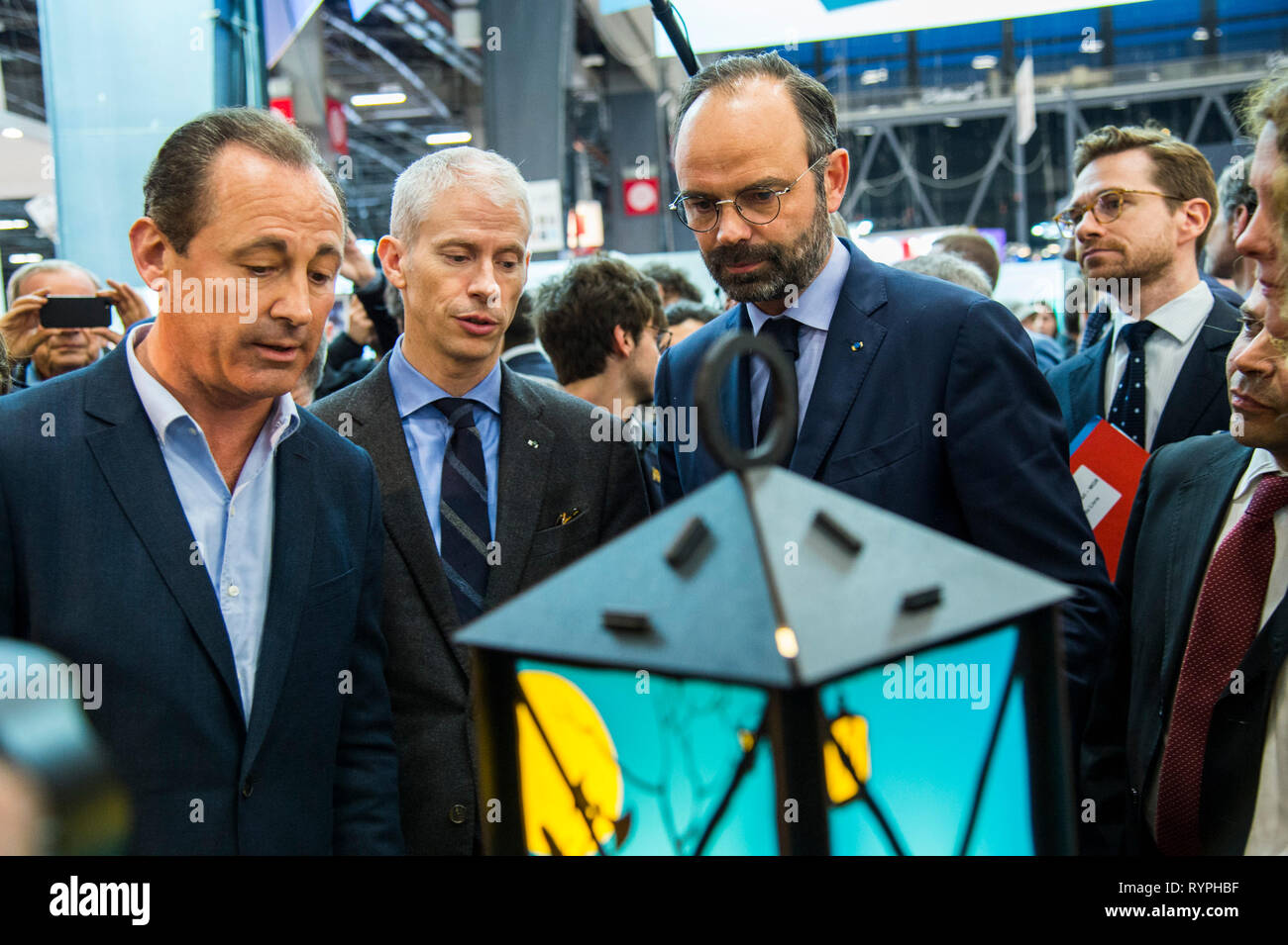 Der französische Premierminister Edouard Philippe (R) und Franck Riester Minister für Kultur (C) gesehen werden, die in der 2019 Pariser Buchmesse. Stockfoto
