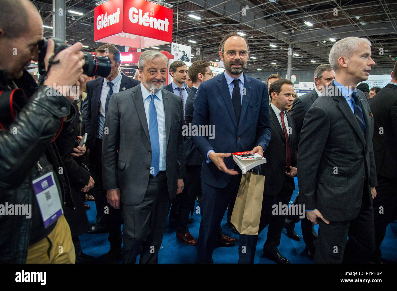 Der französische Premierminister Edouard Philippe (C) und Franck Riester Minister für Kultur (R) gesehen werden, die in der 2019 Pariser Buchmesse. Stockfoto
