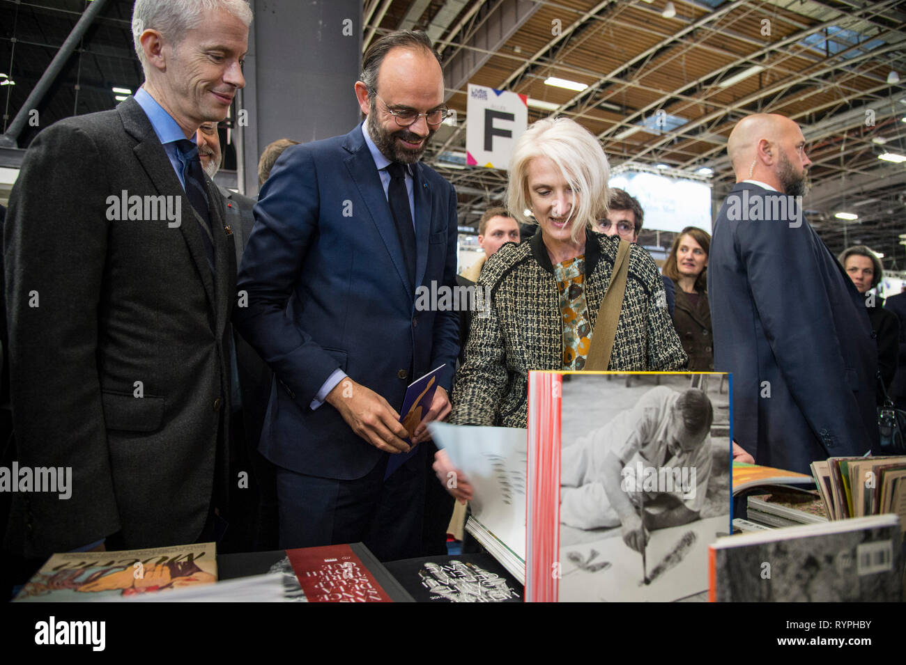 Der französische Premierminister Edouard Philippe (C) und Franck Riester Minister für Kultur (L) gesehen werden, die in der 2019 Pariser Buchmesse. Stockfoto
