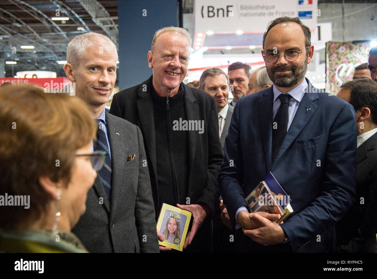 Der französische Premierminister Edouard Philippe (R) und Franck Riester Minister für Kultur (L) gesehen werden, die in der 2019 Pariser Buchmesse. Stockfoto