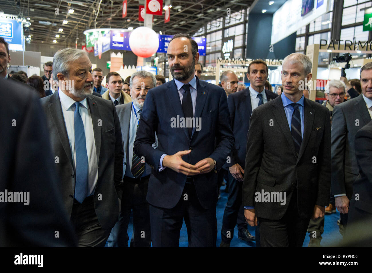 Der französische Premierminister Edouard Philippe (C) und Franck Riester Minister für Kultur (R) gesehen werden, die in der 2019 Pariser Buchmesse. Stockfoto