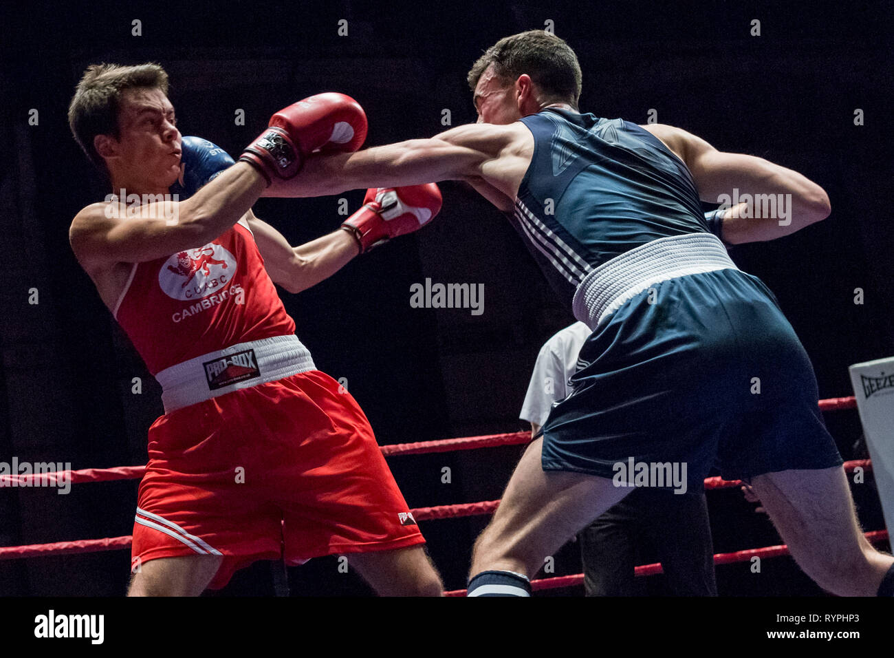 Cambridge, Großbritannien. 9. März 2019. Oxford gegen Cambridge 112 Varsity Boxkampf. Universität Cambridge Kampf der Universität Oxford zu Hause in Cambridge, Corn Exchange. Credit: Guy Corbishley/Alamy leben Nachrichten Stockfoto