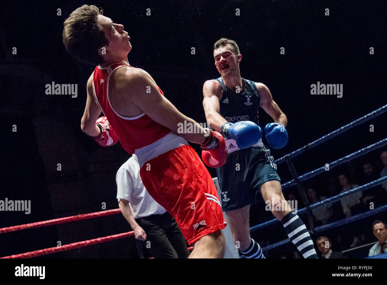 Cambridge, Großbritannien. 9. März 2019. Oxford gegen Cambridge 112 Varsity Boxkampf. Universität Cambridge Kampf der Universität Oxford zu Hause in Cambridge, Corn Exchange. Credit: Guy Corbishley/Alamy leben Nachrichten Stockfoto