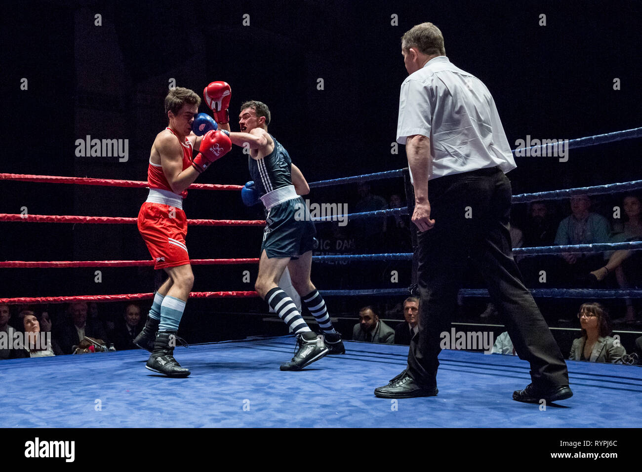 Cambridge, Großbritannien. 9. März 2019. Oxford gegen Cambridge 112 Varsity Boxkampf. Universität Cambridge Kampf der Universität Oxford zu Hause in Cambridge, Corn Exchange. Credit: Guy Corbishley/Alamy leben Nachrichten Stockfoto