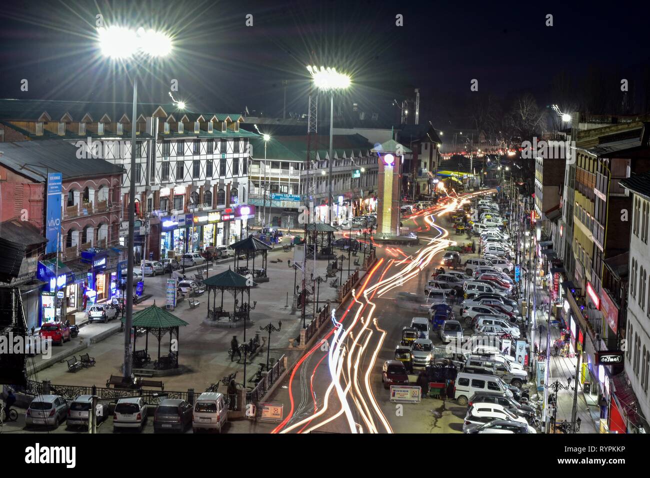Bis spät in die Nacht Blick auf kommerzielle Nabe Lal Chowk in Srinagar, Kashmir. Kaschmir ist die nördlichste Region des Indischen Subkontinents. Es ist derzeit ein umstrittenes Territorium, von drei Ländern: Indien, Pakistan und China. Stockfoto