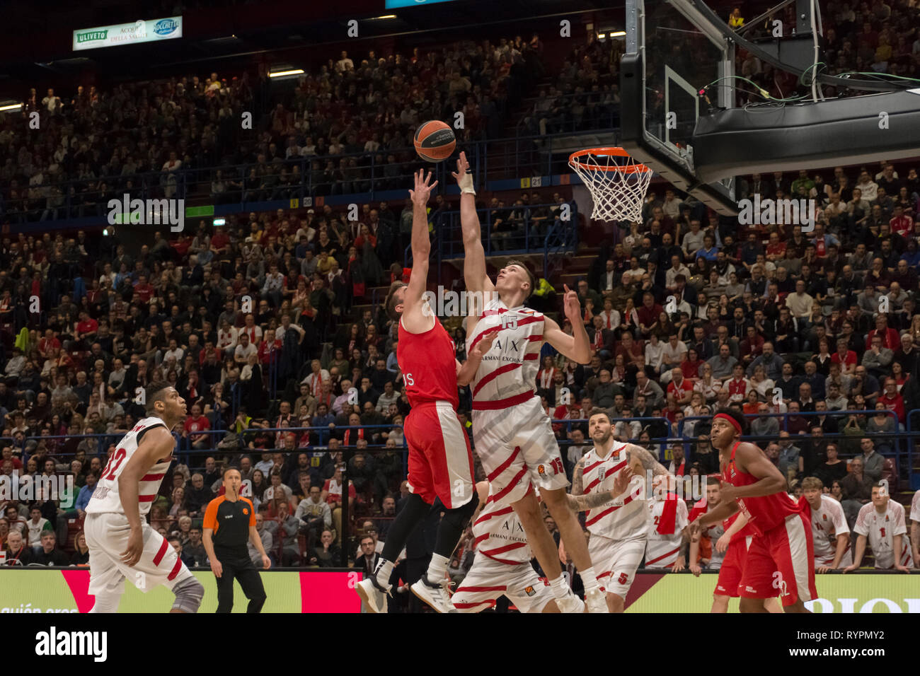 Mailand, Italien. 14 Mär, 2019. Vangelis Mantzaris, #17 von Olympiakos Piräus und Kaleb Tarczewski, #15 von AX Armani Exchange Olimpia Milano während des 2018/2019 Turkish Airlines EuroLeague Saison Runde 26 Spiel zwischen AX Armani Exchange Olimpia Milano und Olympiakos Piräus an Mediolanum Forum in Mailand gesehen werden. Final Score: Olimpia Milano 66 - 57 Olympiakos Piräus Credit: Stefanos Kyriazis/Alamy leben Nachrichten Stockfoto