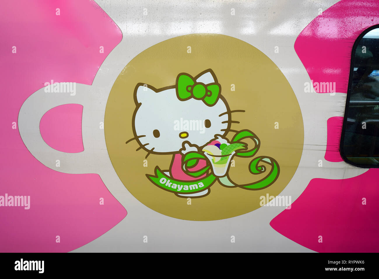 OSAKA, Japan-28 FEB 2019 - Ansicht der Sonderlackierung Hello Kitty Shinkansen, high-speed Bullet Train auf der Sanyo Linie zwischen Osaka und Stockfoto