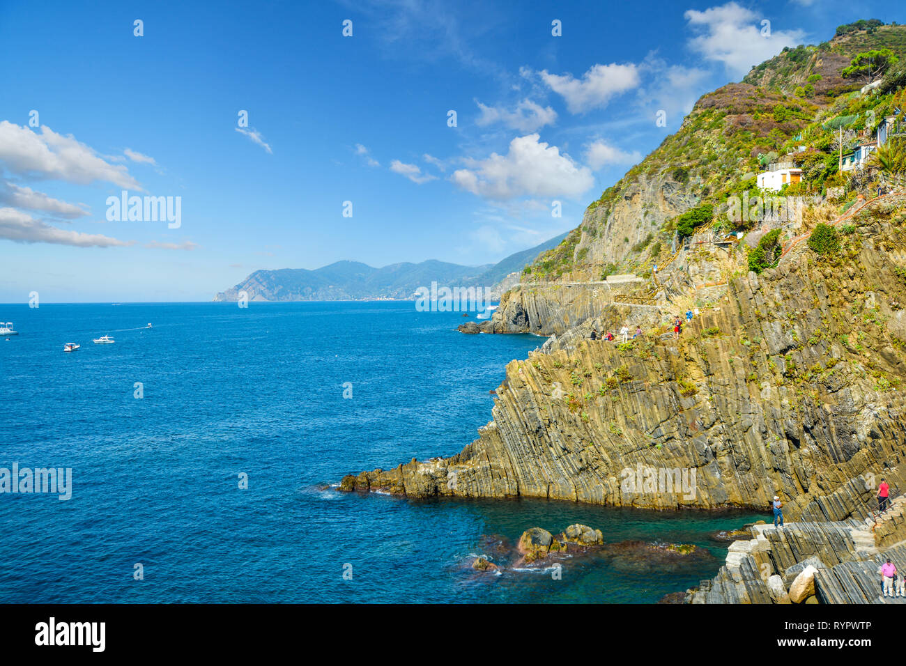 Die robuste Granit Küste der Cinque Terre im Dorf Riomaggiore, Italien auf das Ligurische Meer. Stockfoto