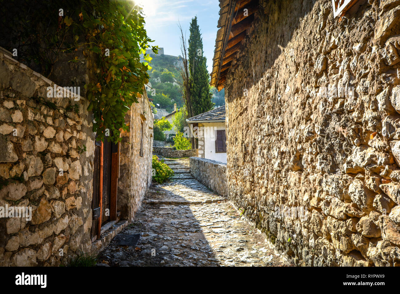 Eine schmale Steinweg in der mittelalterlichen Stadt Pocitelj Annandale in Bosnien und Herzegowina Stockfoto