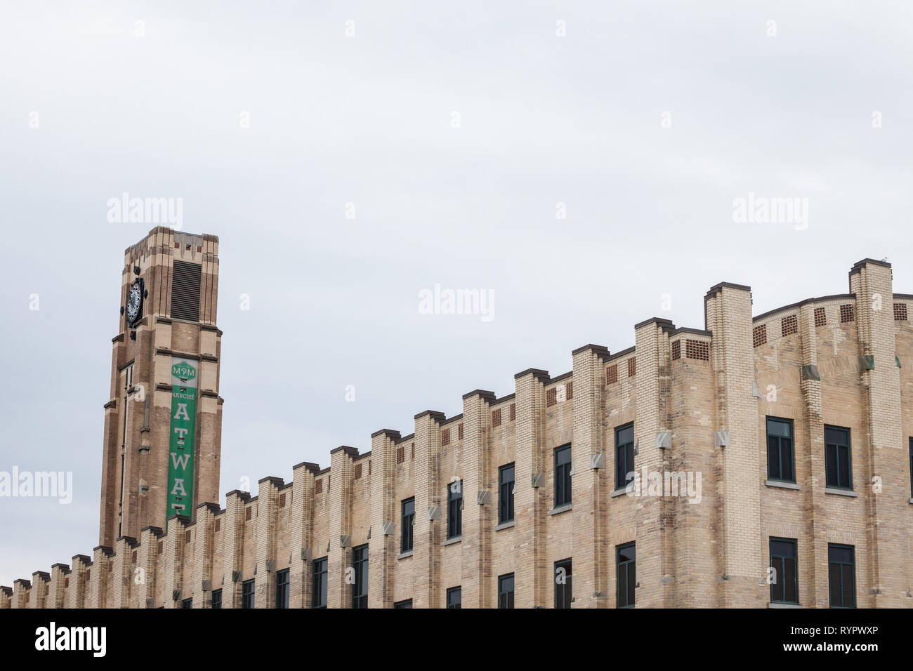 MONTREAL, KANADA - 6. NOVEMBER 2018: Main Tower der Marche Atwater Market mit seinen Wecker. Es ist eines der wichtigsten öffentlichen Märkten von Montreal, und ein l Stockfoto