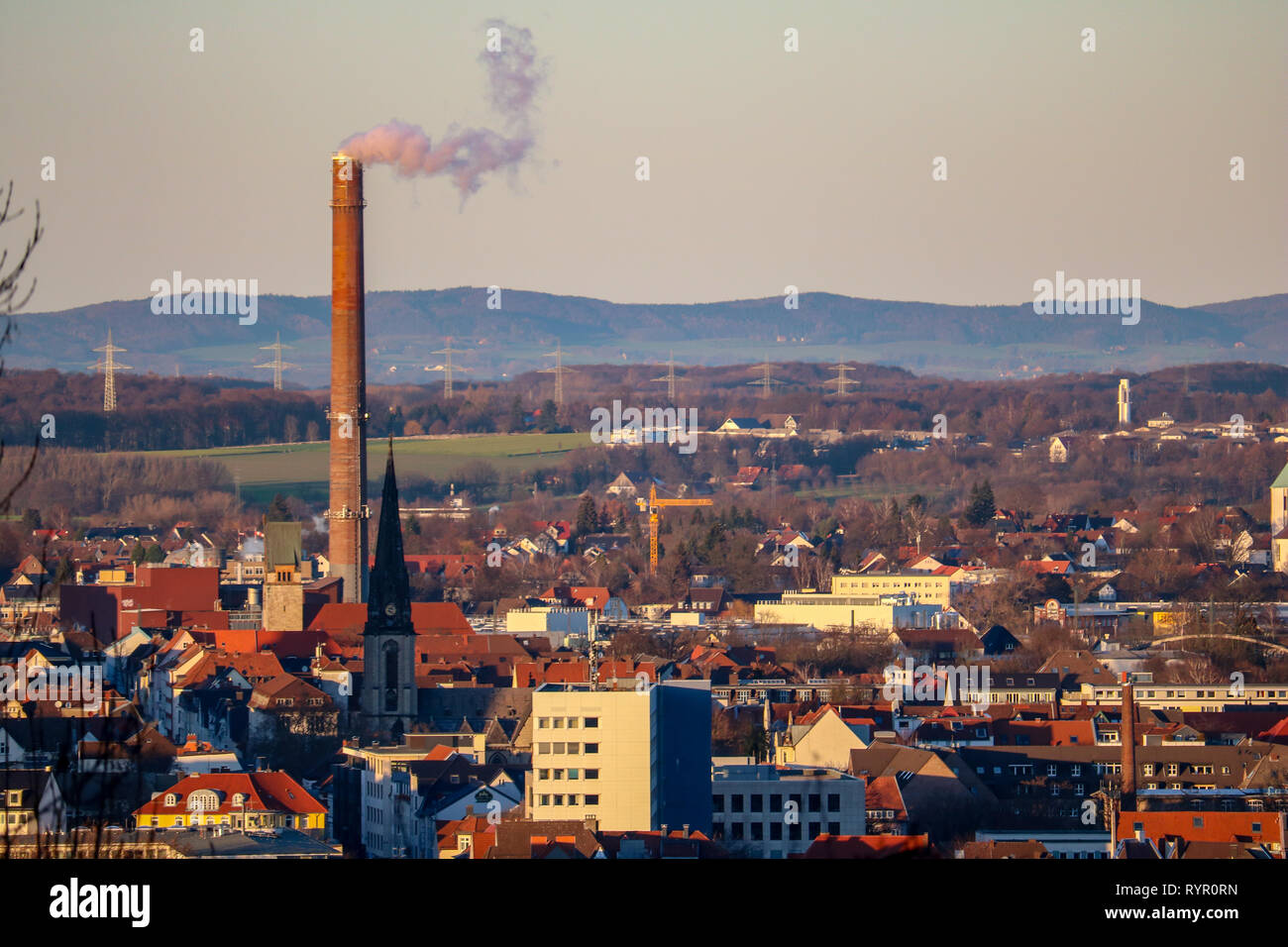 Panorama von Bielefeld, Deutschland mit einem rauchenden Schornstein Stockfoto