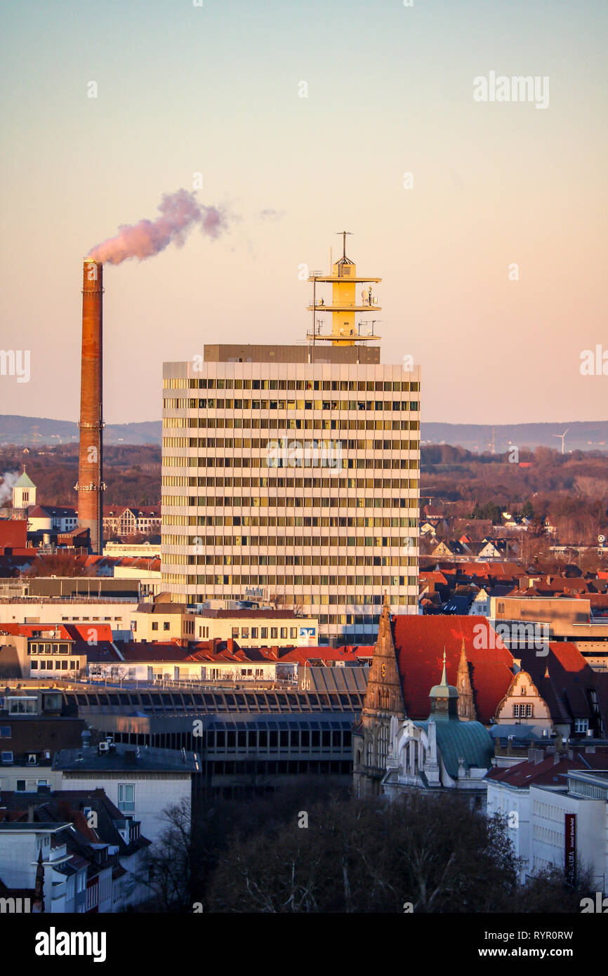 Panorama von Bielefeld, Deutschland mit einem rauchenden Schornstein Stockfoto