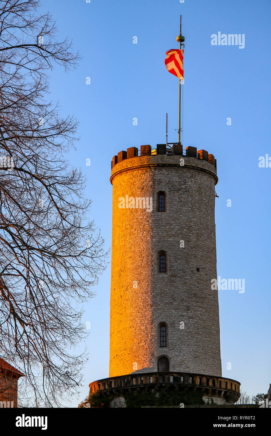 Der Turm der Sparrenburg bei Sonnenuntergang, Bielefeld, Deutschland Stockfoto