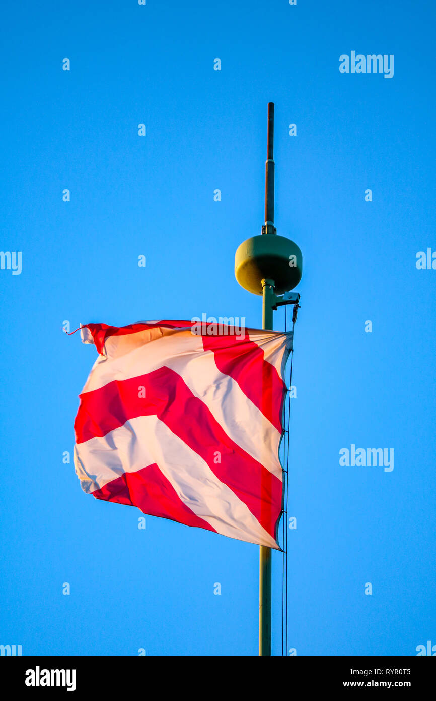 Fahne im Wind auf der Sparrenburg, Bielefeld, Deutschland Stockfoto