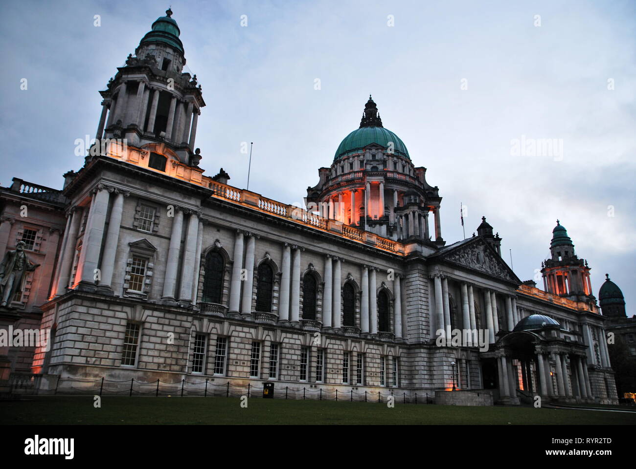 Rathaus in Belfast während der Dämmerung mit bedecktem Himmel. Nordirland. Stockfoto