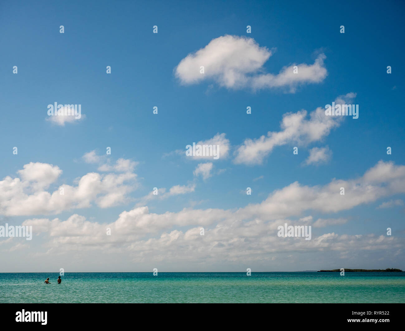 Menschen zu Fuß in endlosen Karibischen Meer, Cocodimama Charming Resort, Governors Harbour, Eleuthera, Bahamas, in der Karibik. Stockfoto