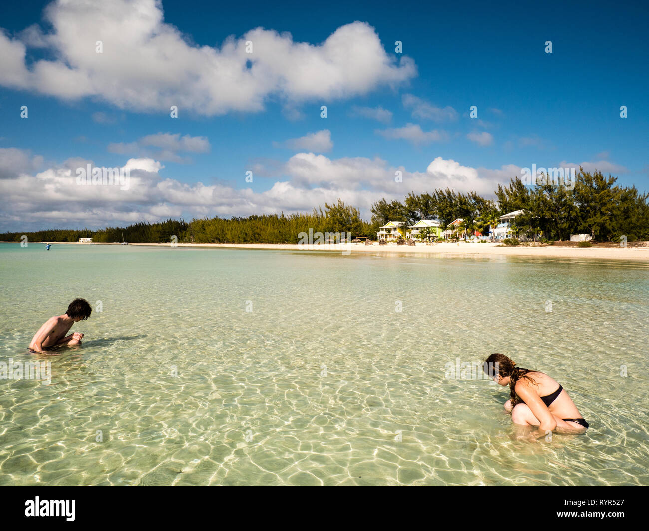 Jugendliche auf der Suche nach Meerestieren, Cocodimama Charming Resort, Karibik, Governors Harbour, Eleutheria, auf den Bahamas, in der Karibik. Stockfoto