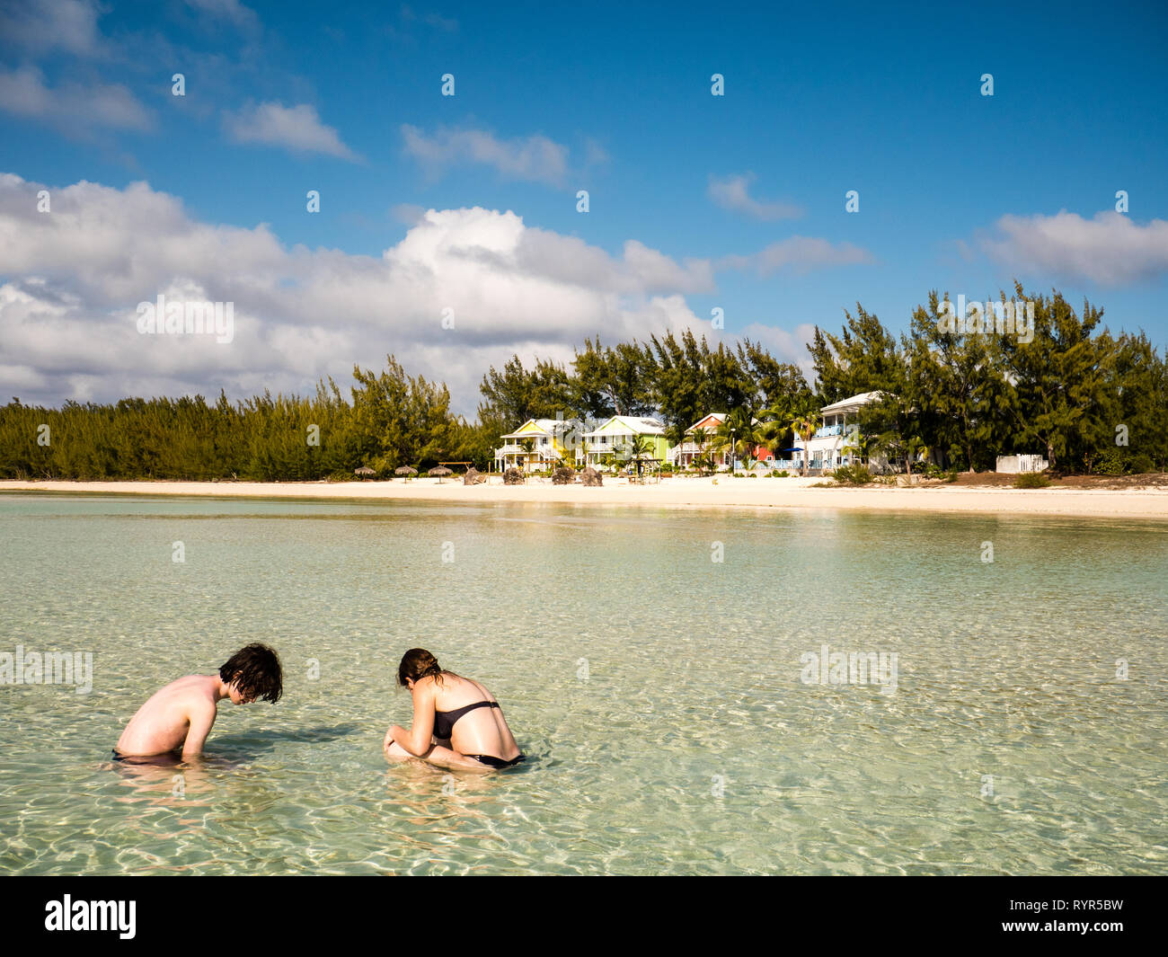 Jugendliche auf der Suche nach Meerestieren, Cocodimama Charming Resort, Karibik, Governors Harbour, Eleutheria, auf den Bahamas, in der Karibik. Stockfoto