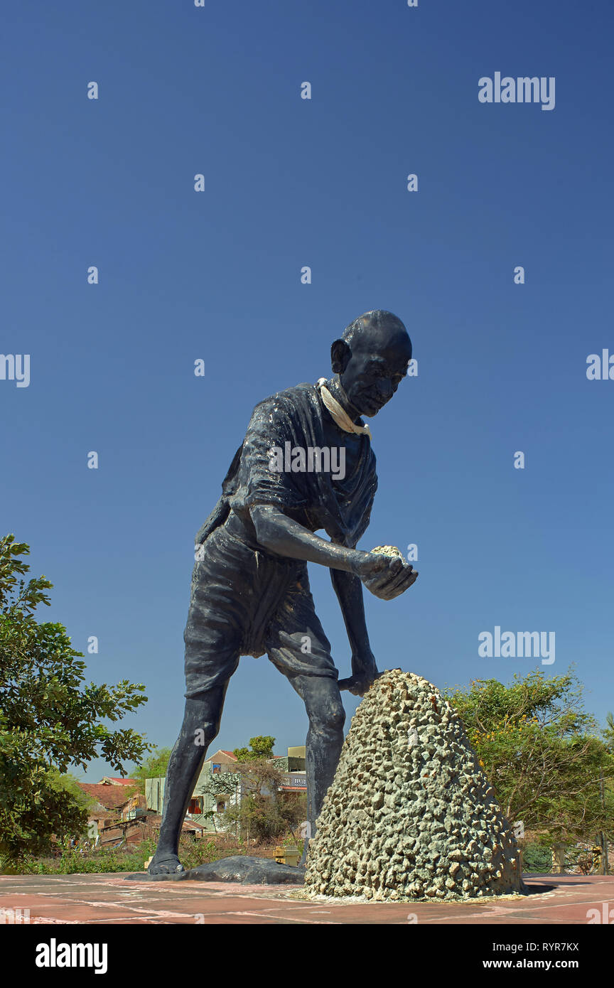 25-05-2011 - Statue von Mahatma Gandhi bei Dandi Strand, in der Nähe der Navsari, Indien, kennzeichnet die Stelle, wo er zum ersten Mal das Salz Recht 1930 Gujarat Indien brach Als Stockfoto